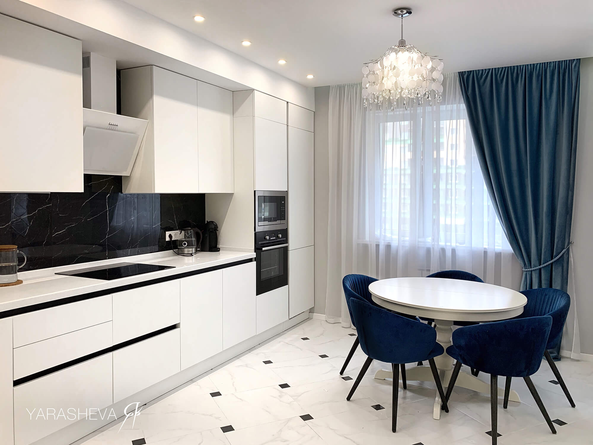 Дизайн пятикомнатной квартиры в неоклассике с зонированием диваном в кухне-гостиной