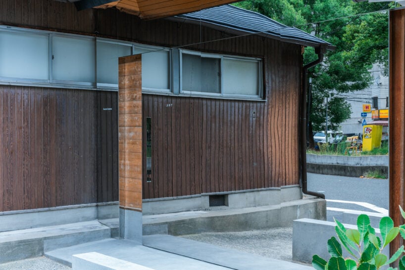 Дизайн магазина DDAA сочетает в себе архитектурные слои старого деревянного дома в Осаке.