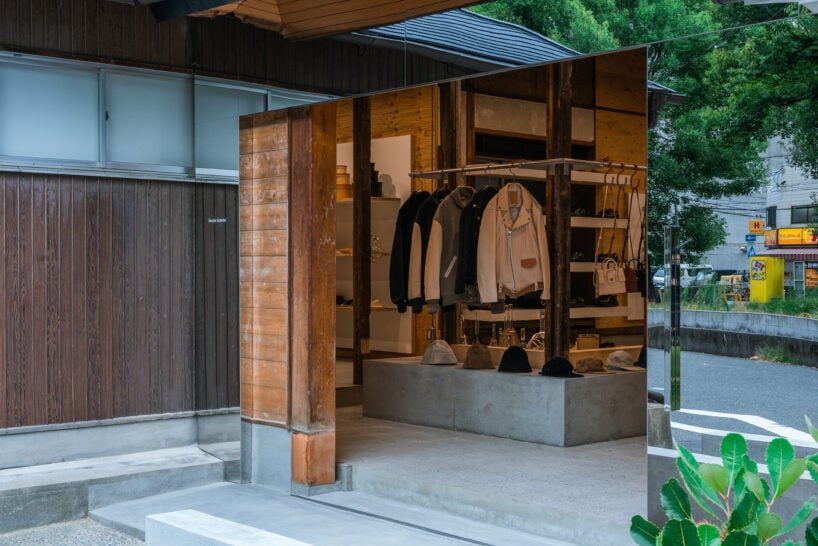 Дизайн магазина DDAA сочетает в себе архитектурные слои старого деревянного дома в Осаке.