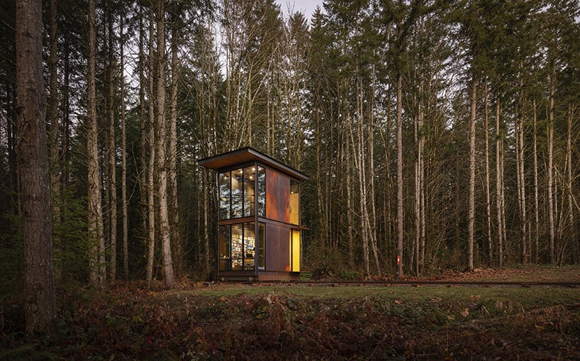 Мобильная «Maxon Studio» от olson kundig architects катится в лес по железнодорожным путям