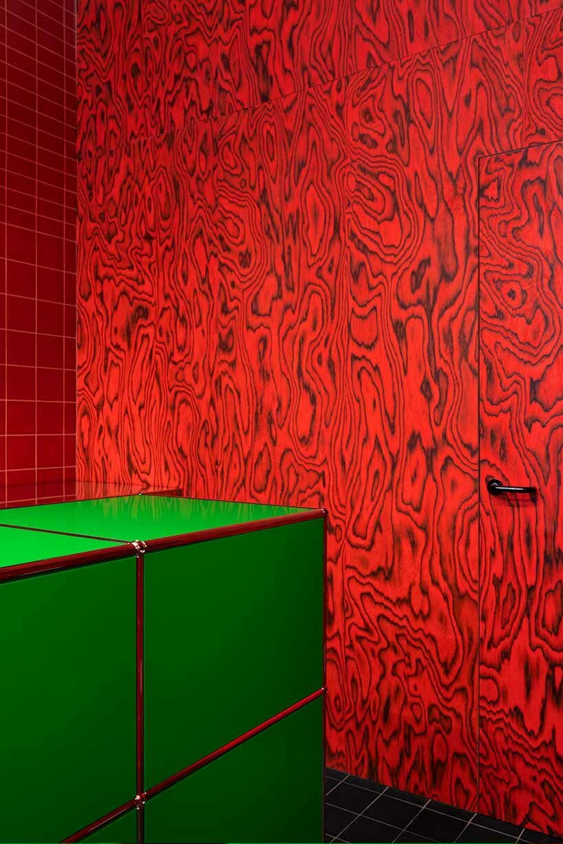 глянцевая красная плитка контрастирует с салатово-зеленой стойкой в ​​новом баре spazio maiocchi в милане