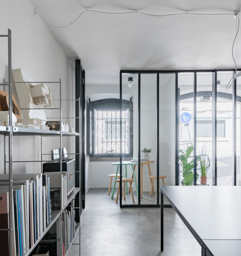ala.rquitectos превращает разрозненные квартиры в Лиссабоне в просторный, залитый светом офис