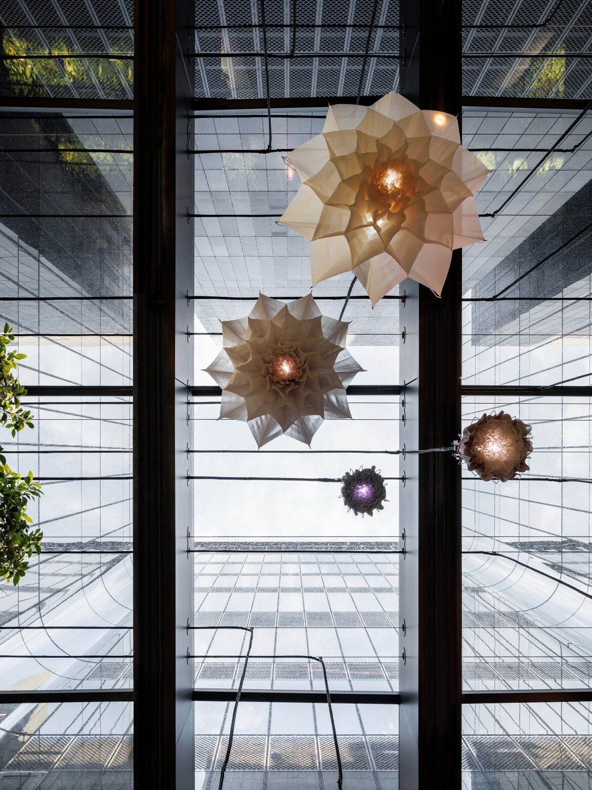 Капелла Сидней от Make Architects - Индивидуальная художественная инсталляция Meadow от Studio Drift выступает в качестве кинетического фокуса на уровне земли (c) Тим Кэй