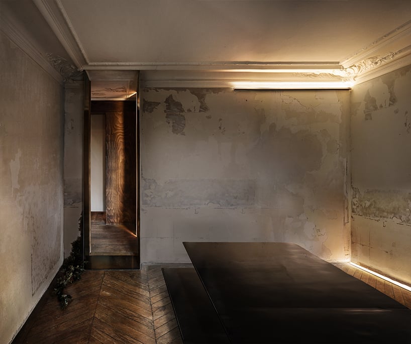 тео с.  Domini использует сталь и выцветшую штукатурку для этой парижской квартиры XIX века.