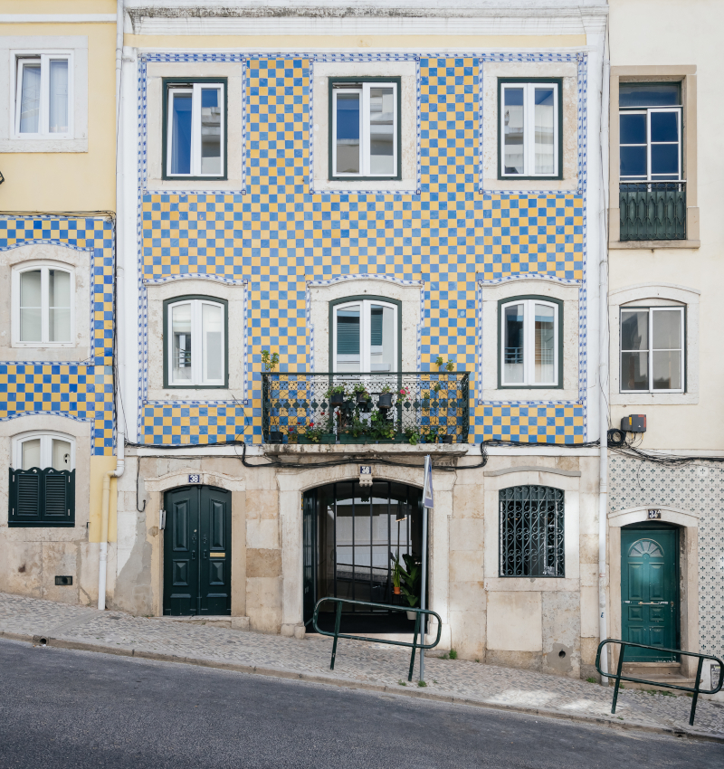 ala.rquitectos превращает разрозненные квартиры в Лиссабоне в просторный, залитый светом офис