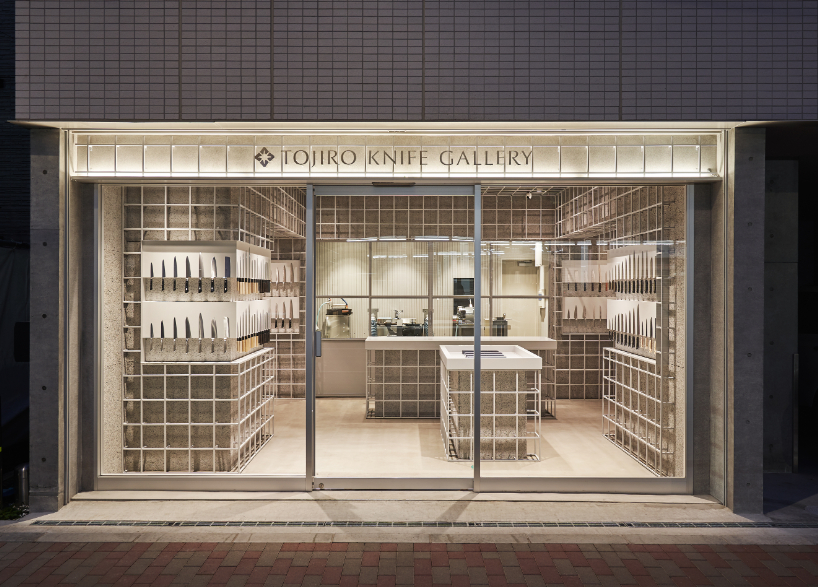 В выставочной галерее Кататы Ёсихито представлены ножи тодзиро в Токио
