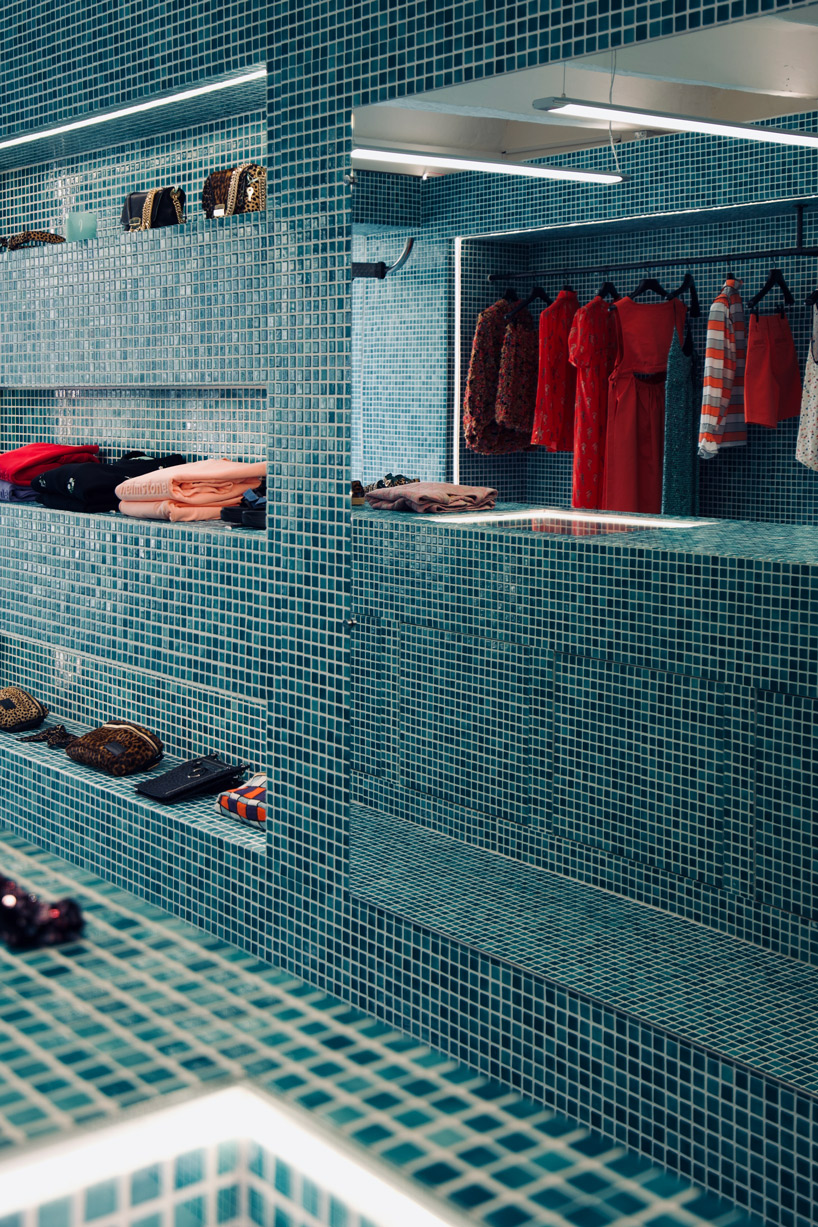 Магазин одежды во Франции приглашает покупателей в ностальгический бассейн, бросающий вызов гравитации