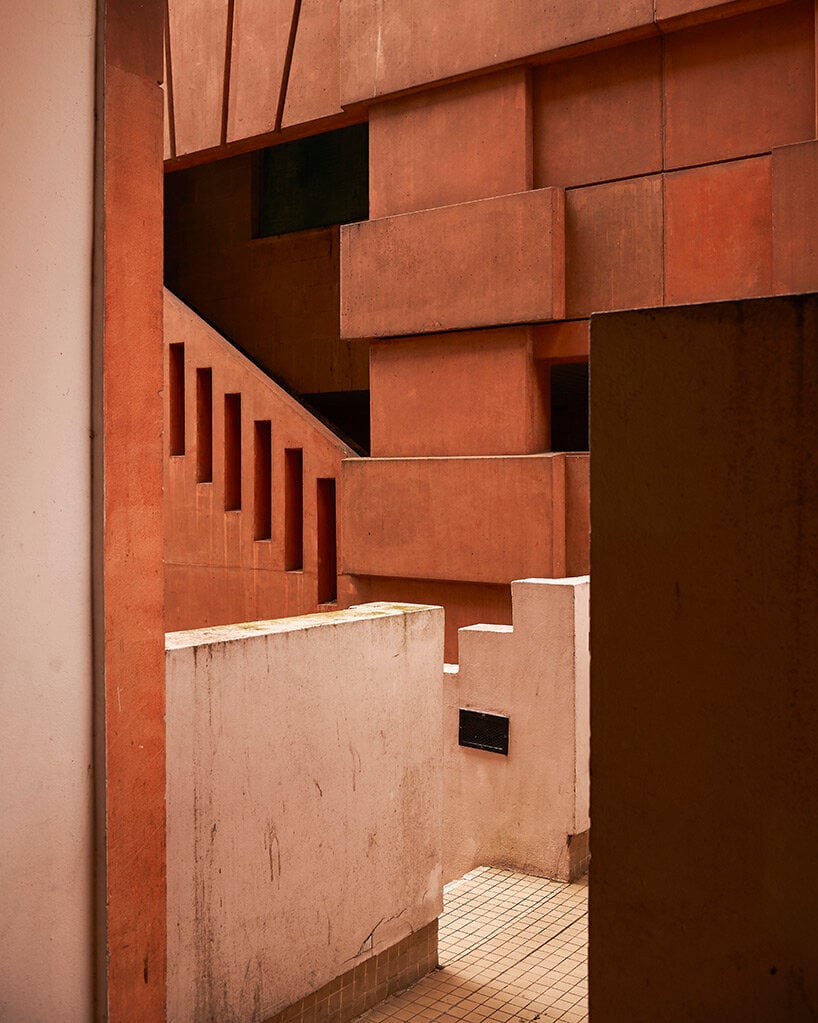 В постмодернистском социальном жилом комплексе Рикардо Бофилла проходит выставка «Гений места»