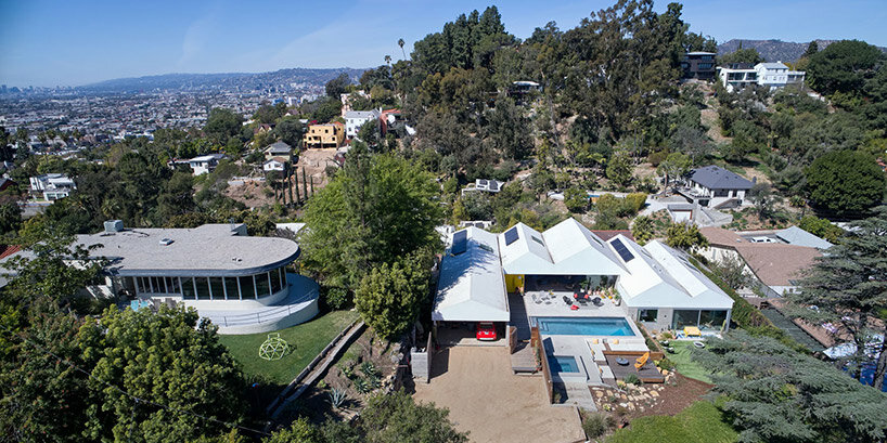 Архитектура bestor чествует лос-анджелесский модерн с помощью «дома, спускающегося с холма»