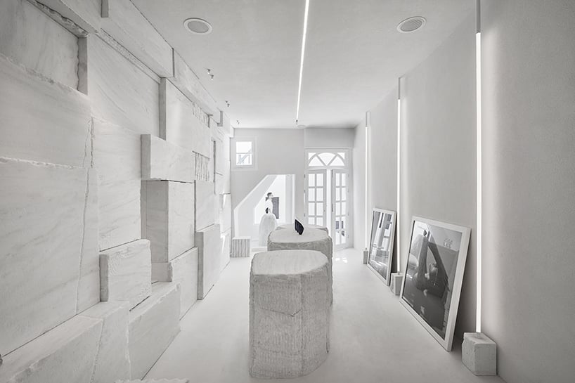греческий дом Никоса Афины построил мраморный карьер в качестве своего флагманского магазина на Миконосе 12