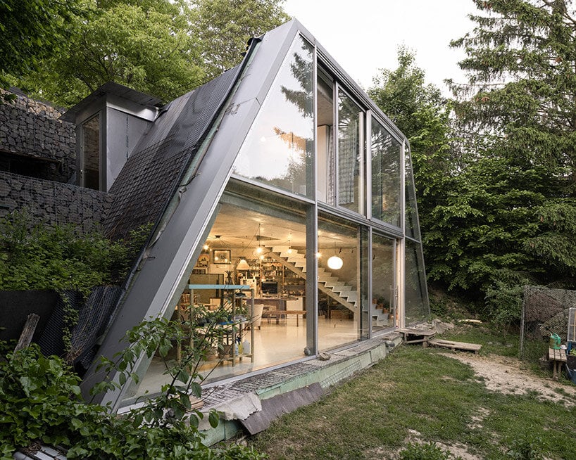 Studeny Architekti встраивает бетонный дом в склон холма в Пернеке, Словакия