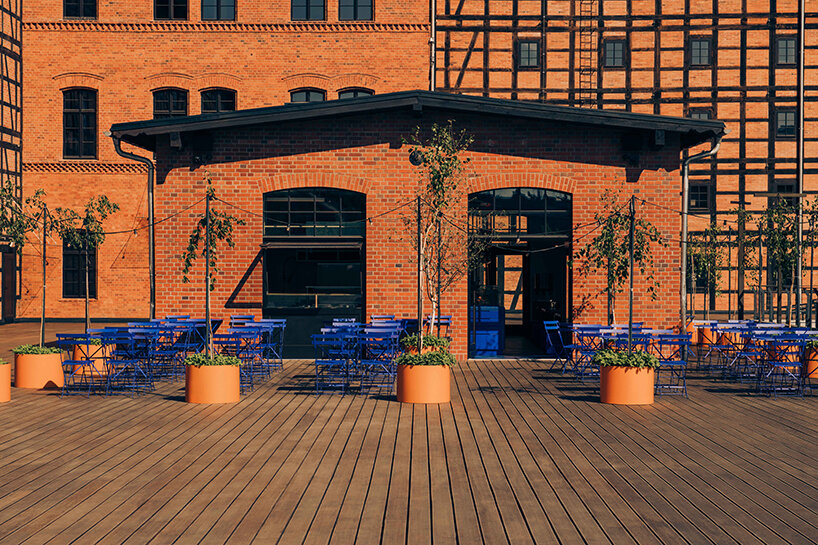 кобальтово-синий и теплые оранжевые тона сочетаются в польском кондитерском клубе woda