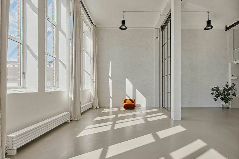 войдите в минималистский интерьер kju.studio в Гамбурге, снятый Дэвидом Альтратом