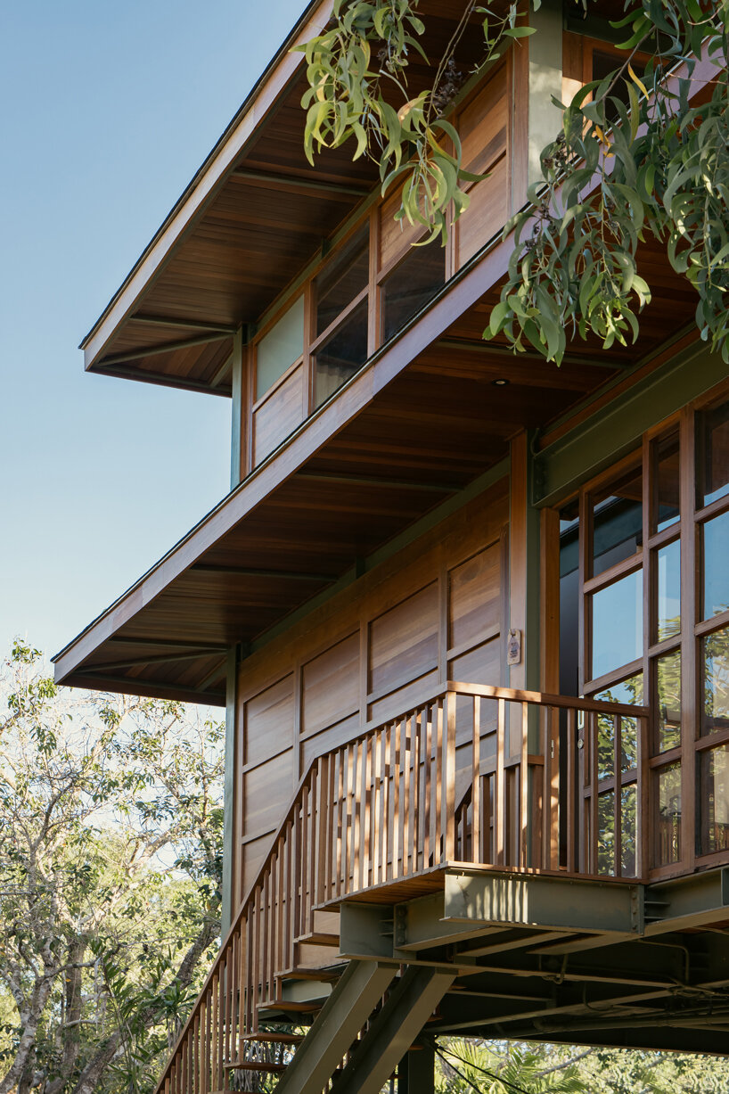 Stilt Studios переосмысливает роскошную жизнь с помощью экологически чистой виллы в домике на дереве на Бали