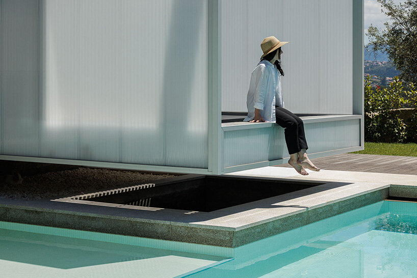 Stu.dere оформляет свой «дом понте» в виде бетонной плиты на светящихся коробках в Португалии