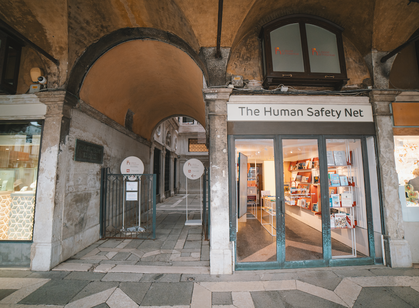   Книжный магазин Фонда защиты человека