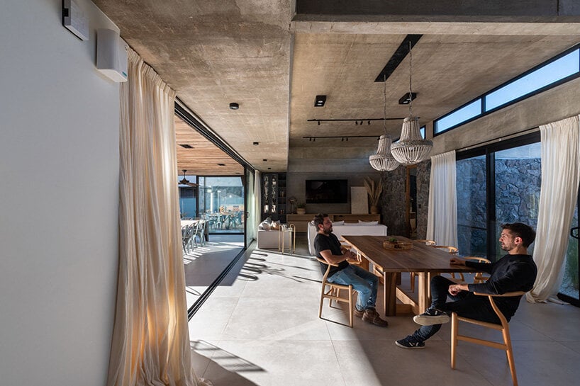 ARP arquitectos создает дом RC из чистого бетона в Аргентине