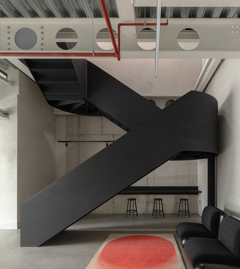 Холлоуэй Ли встраивает скульптурную стальную лестницу в монолитное рабочее пространство в Великобритании