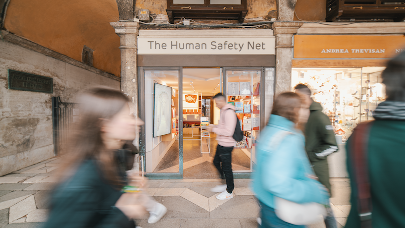 migliore+servetto восстанавливает историческую венецианскую структуру для книжного магазина сети безопасности человека