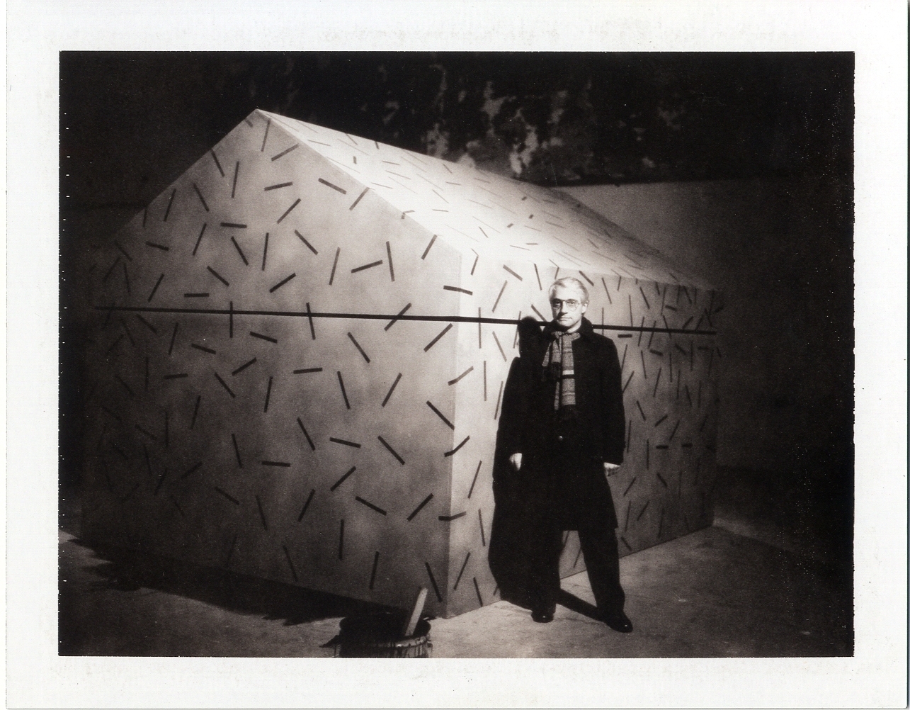 Алессандро Мендини перед «Шепчущей архитектурой», 16-я Триеннале, 1979, © Triennale Milano - Архив