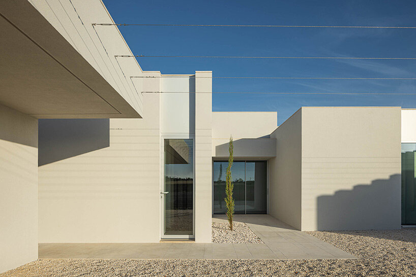Португальская студия dp arquitectos курирует «casa em romeira» в солнечном минимализме
