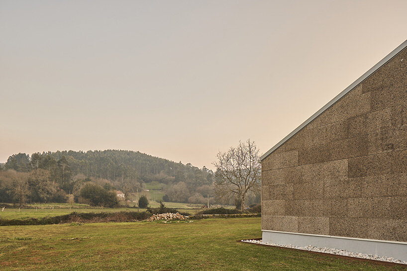 Дом из пробки и дерева построен на севере Испании компанией gurea arquitectura cooperativa