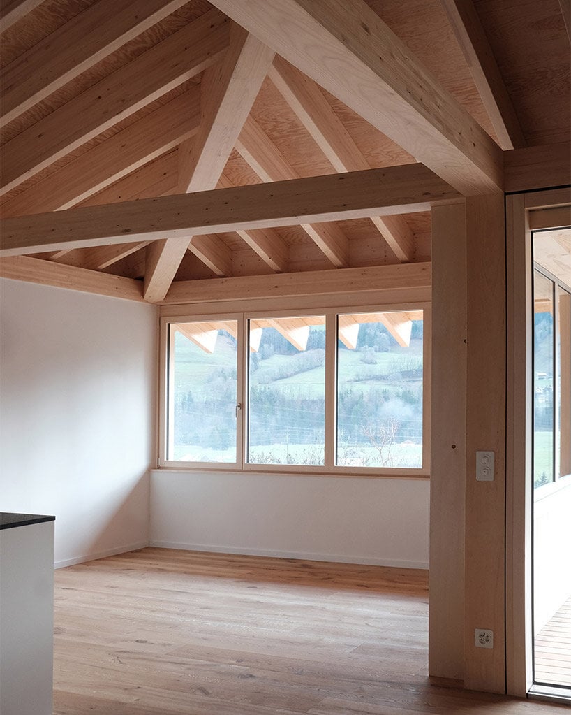 Швейцарский архитектор Шарли Джоллие возглавил этот минималистский альпийский дом с пирамидальной крышей