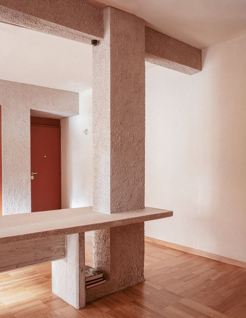 Открытая колонна занимает центральное место в отреставрированной квартире студии Traccia 1970-х годов в Риме