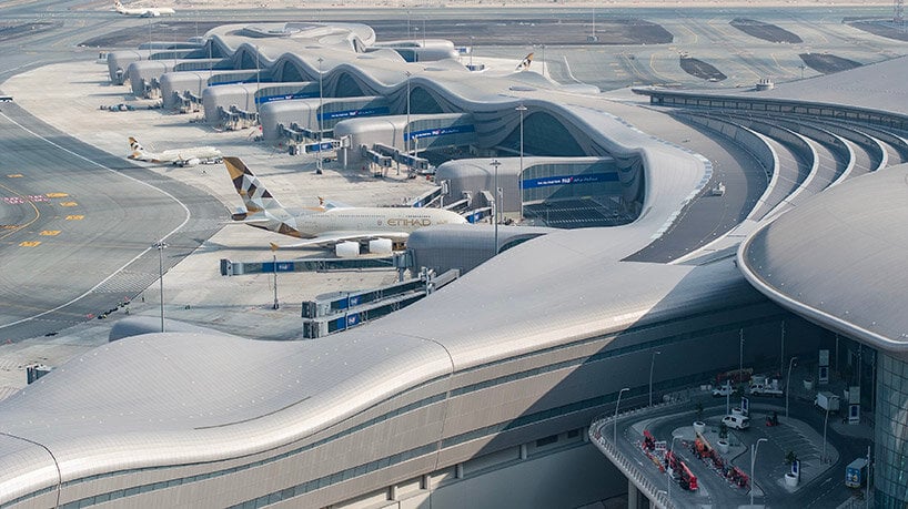 Терминал аэропорта Заед KPF напоминает продуваемые всеми ветрами пустынные дюны возле Абу-Даби