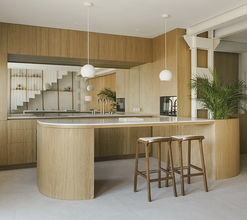 Zooco Estudio превращает офисное помещение в Мадриде в теплую двухуровневую квартиру