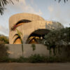 «Дом Торо» студии Кэрролла охватывает побережье Оахаки с арками и видом на океан