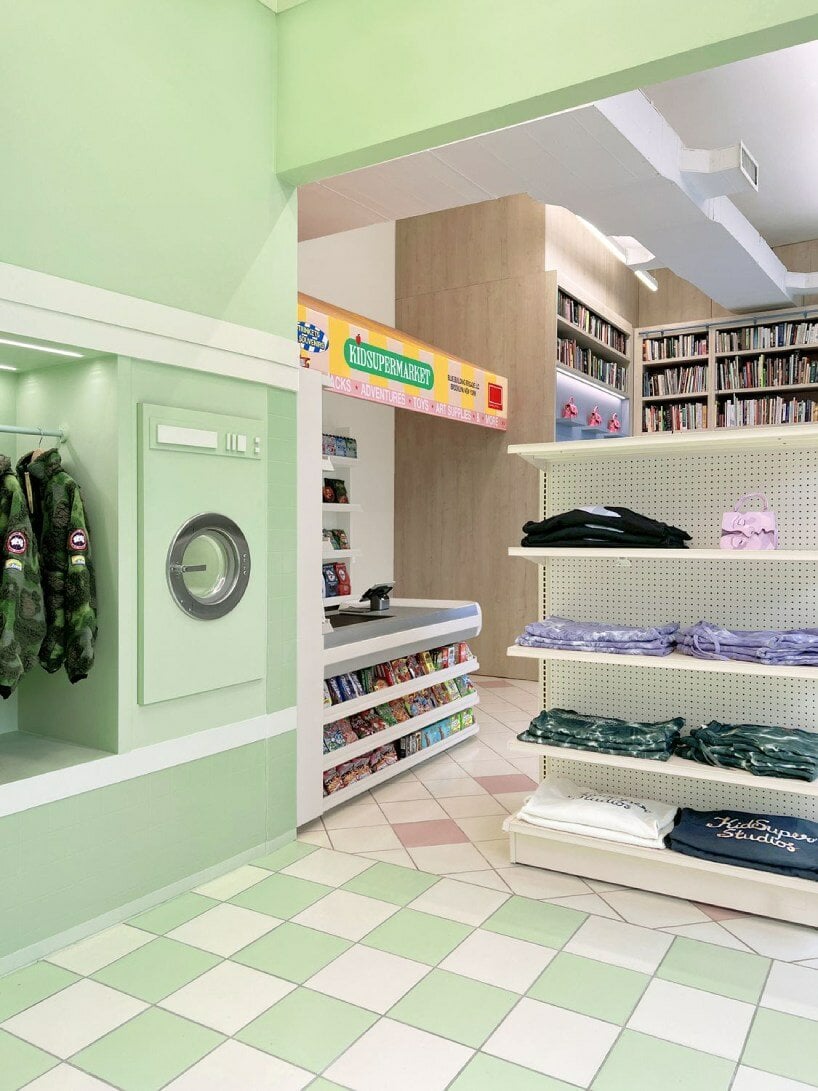 Де-Ян погружает покупателей в прачечную самообслуживания, мини-маркет и библиотеку в магазине Kidsuper в Нью-Йорке 