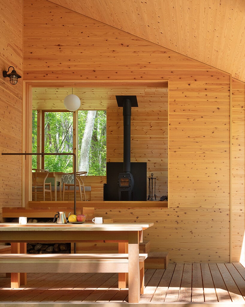 Деревянная лесная хижина от K+S Architects — убежище с террасами в лесах Японии